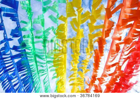 สร้างธงพลาสติกมีสีสัน ด้วยแนวคิดรีไซเคิล