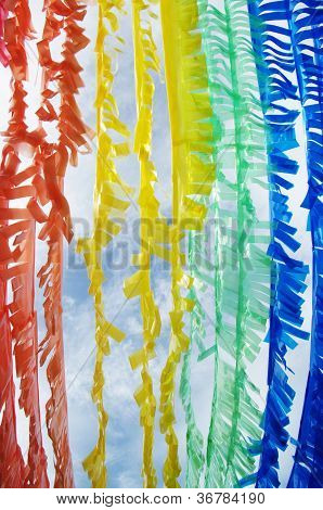 สร้างธงพลาสติกมีสีสัน ด้วยแนวคิดรีไซเคิล