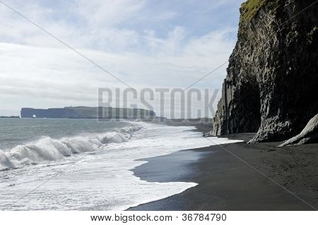 Černá sopečná pláž, jižním Islandu.
