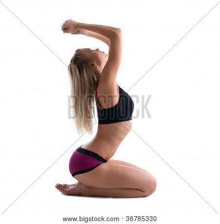 junge blonde Frau Sit in Youga-Pose, die isoliert
