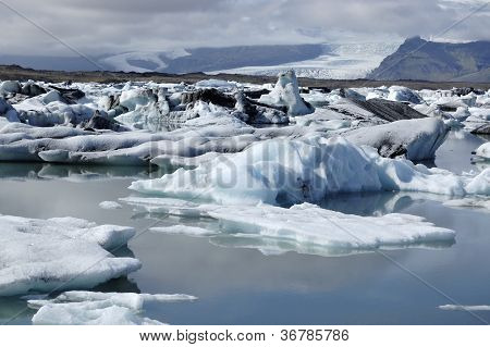 Buzullar Jokulsarlon buz Lagoon içinde.