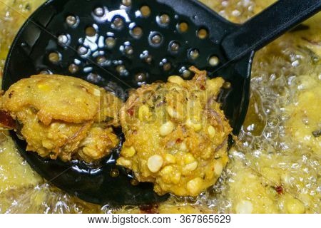 Fried Cook Of  Batate Vade, Batate Vadey, Fried Dhal Beans Cake Or Kuih Vadey Closeup. Indian Tradit