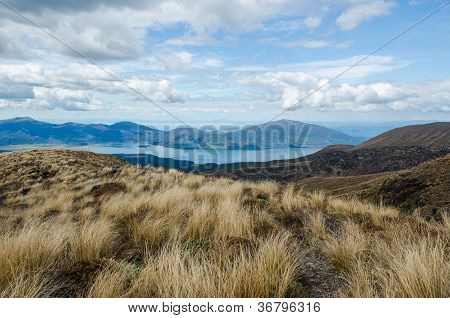 Pohled na cestě dolů z Tongariro National Park, Nový Zéland