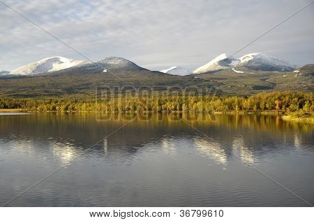 Lago calma riflessione