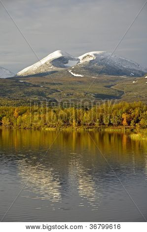 Lago calma riflessione