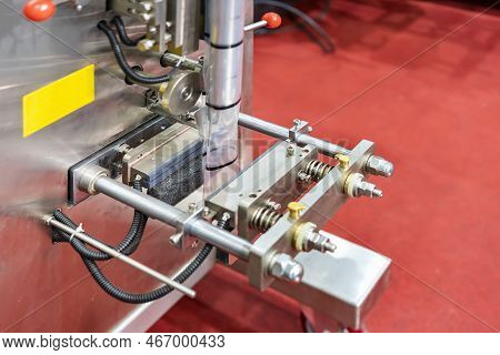 Close Up Transparent Envelope Plastic Pouch Bag And Horizontal Heating Sealing And Cutting Unit Of C