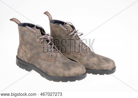 Bordeaux , Aquitaine  France - 12 05 2022 : Blundstone Pair Of Leather Boots Lacewith Sign Logo Foot
