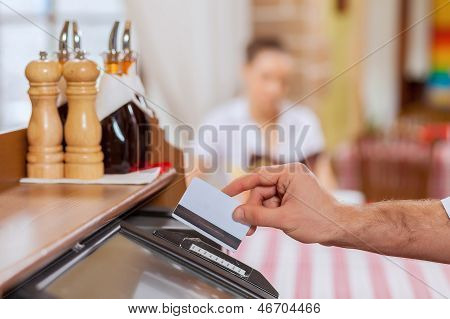 Næroptagelse af kassereren hænder