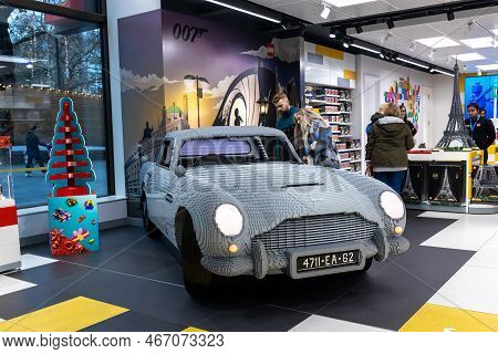London, Uk - 10 December 2022, A Life-size Aston Martin Db5 Made Of Nearly 350,000 Legos Is On Displ