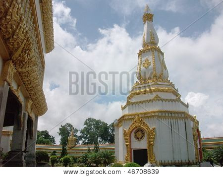 Pha Nam Yoi  temple