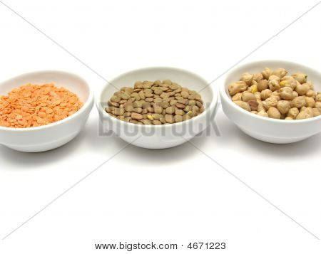 Tre ciotole di porcellana con lenticchie ceci e lenticchie rosse