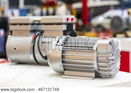 Electric Induction Motor With Compact Oil Free Rotary Vane Dry Vacuum Pump For Industrial On Table