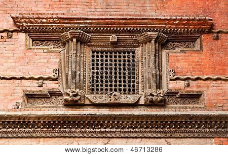 Finestra in legno intagliata sul vecchio palazzo reale Hanuman Dhoka Durbar Square a Kathmandu, Nepal.