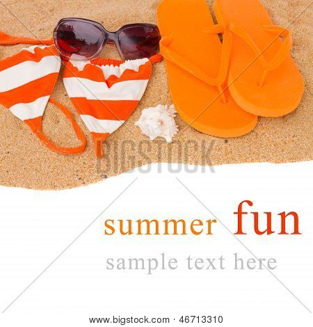 oranžové sandály a plavání siut písku