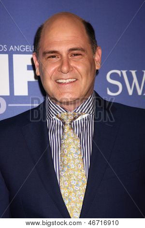 LOS ANGELES - 12 jun: Matthew Weiner มาที่คริสตัลและลูซี่รางวัล 2013 ที่ Beverly Hil