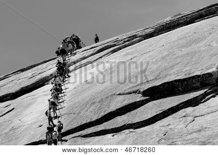 Ihmisten kävely Half Dome