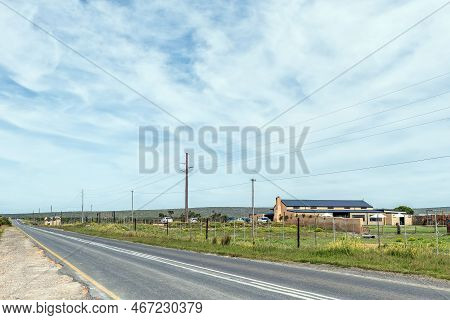 Struisbaai, South Africa - Sep 21, 2022: Landscape On Road R319 Near Struisbaai In The Western Cape 