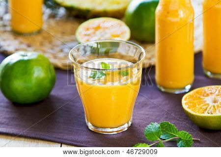 Ananas s pomerančem a Mango lichotník