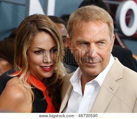 NEW YORK-giugno 10: Attore Kevin Costner e moglie Christine Baumgartner partecipare alla prima mondiale di 