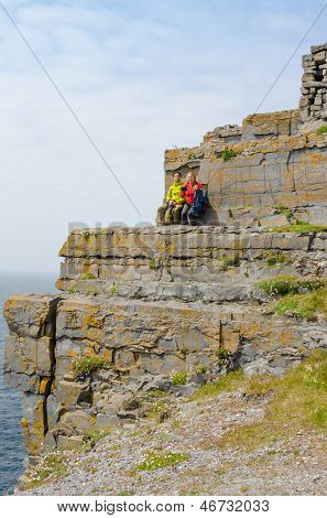 Turisté v Dun Aengus, Antická pevnost na ostrově Inishmore, Aranskými ostrovy, Irsko
