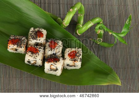 Velsmagende Maki sushi - Roll på grønne blade på måtten