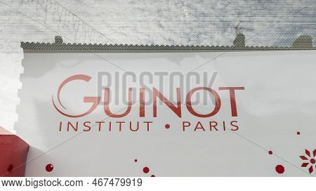 Bordeaux , Aquitaine  France - 07 20 2022 : Guinot Institut Paris Sign Text And Brand Logo Of Beauty