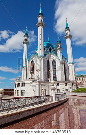 Moschea di Qol Sharif in Russia a Kazan contro il bel cielo