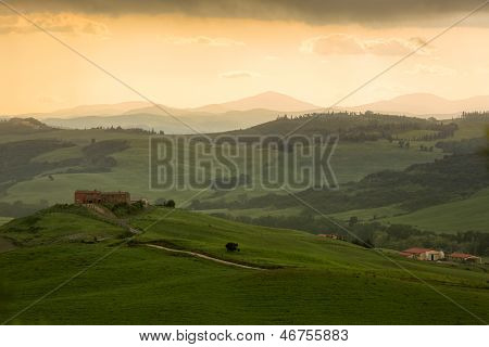Tuscany Landschaft mit Bauernhaus und Gelb Himmel, Pienza, Italien