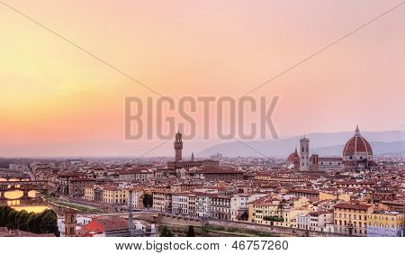 Florence City View v růžový večer sluneční světlo