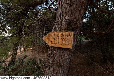 Hararit, Israel, October 28, 2022 : A Wooden Sign Nailed To A Tree Indicates The Direction To The En