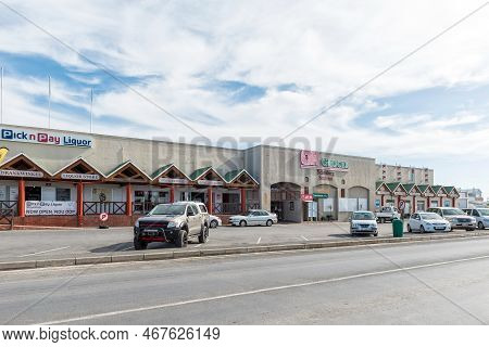 Struisbaai, South Africa - Sep 21, 2022: Street Scene, With The Shonberg Sopping Centre And Vehicles