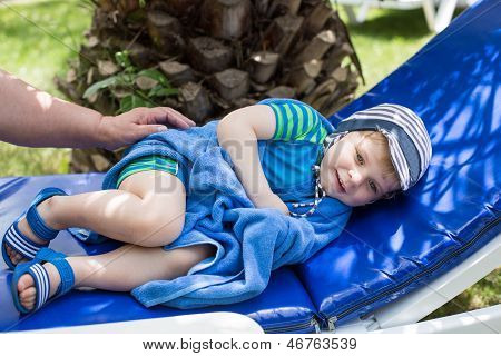 Ragazzo piccolo bambino biondo Yuy vestito sul divano