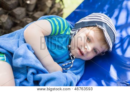 Ragazzo piccolo bambino biondo Yuy vestito sul divano