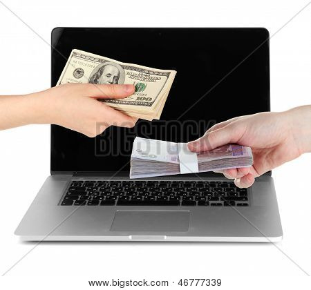Dwie osoby wymiany waluty na tle laptopa na białym tle