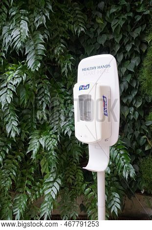 Kenneth Square, Pennsylvania, U.s.a - December 17, 2022 - A Purell Hand Sanitizer At Provided A Publ