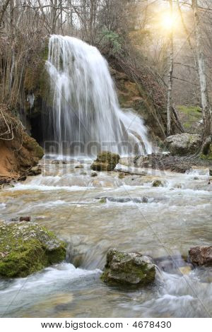 Cachoeira de montanha agradável