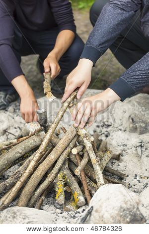 Vater und Sohn Stapeln Feuerholz für Lagerfeuer