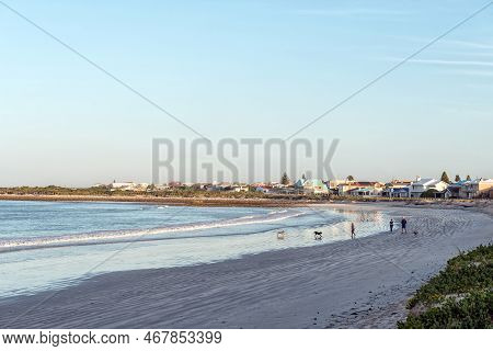 Struisbaai, South Africa - Sep 21, 2022: A Sunset Beach Scene In Struisbaai, In The Western Cape Pro