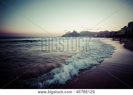 Vista da praia de Ipanema, à noite, Brasil