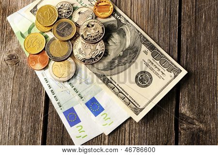 USA a euro měny nad dřevěné pozadí