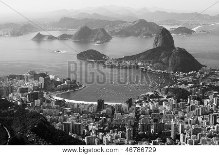Rio De Janeiro, Brazílie. Suggar bochník a při pohledu z Corcovado Botafogo Beach