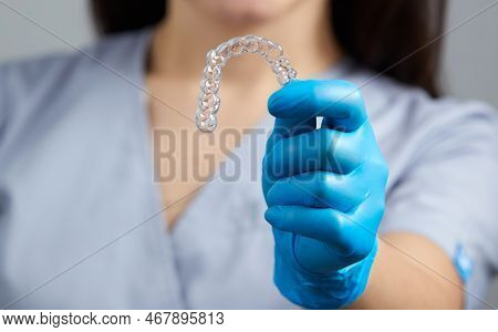 Dentist Holdind Orthodontic Transparent Silicone Trainer Or Aligner For Teeth Correction