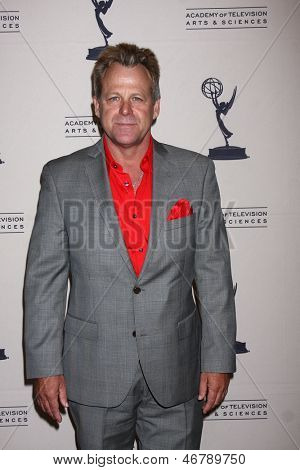 LOS ANGELES - JUN 13: Kin Shriner anländer i receptionen dagtid Emmy nominerade presenterades av ATAS 