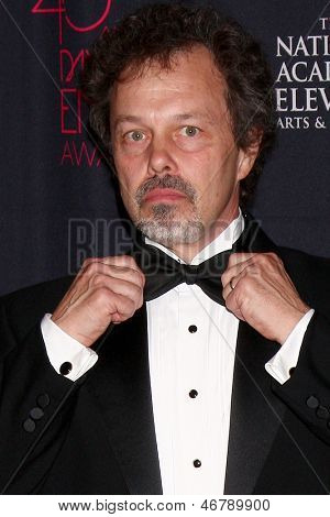 LOS ANGELES - JUN 14: Curtis Armstrong navštěvuje 2013 Daytime kreativní Emmy v Bonaventure 