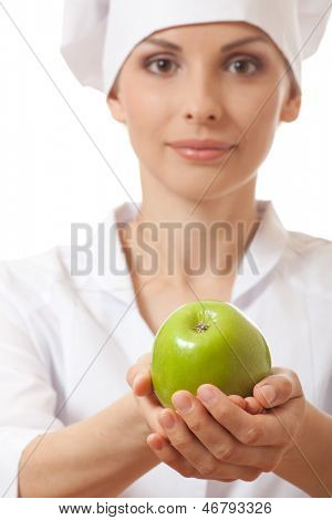 Smilende kvinde cook med apple, isoladed på hvid baggrund