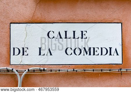 Signage Calle De La Comedia - Engl:comedy Street -  In Venice At An Old Grunge House Wall