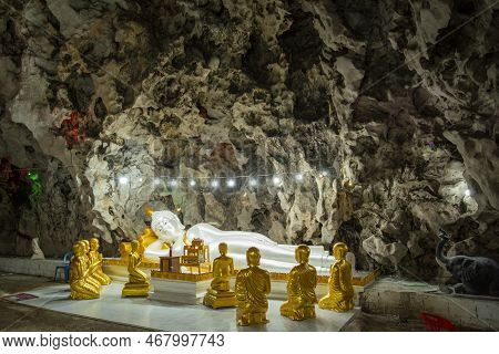 Thailand Ratchaburi Wat Tham Nam Cave