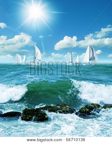 Barcos à vela sobre o mar e céu azul
