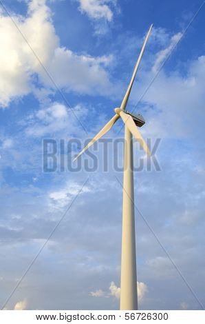 um moinho de vento colorido pela última luz do dia na Espanha