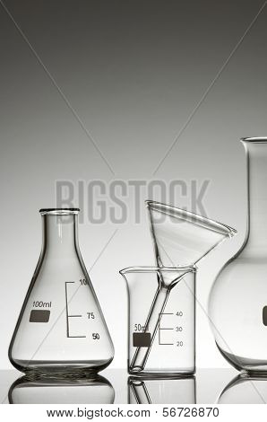 matériel de laboratoire verre sur fond blanc